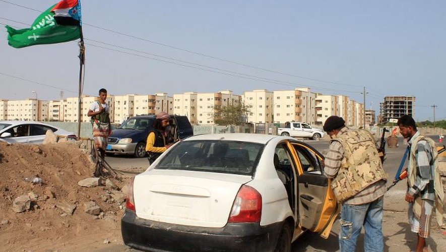 Des partisans du mouvement séparatiste du sud contrôlent un véhicule à un point de passage, le 7 avril 2015 à Aden