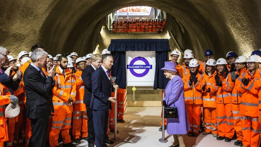 La reine Elizabeth II inaugure une nouvelle ligne de métro qui traversera Londres d'est en ouest à partir de 2018 et portera son nom, le 23 février 2016 à  Londres