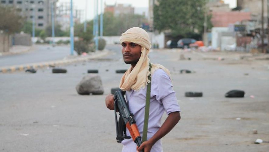 Un Yéménite loyal au gouvernement dans les rues d'Aden le 7 avril 2015
