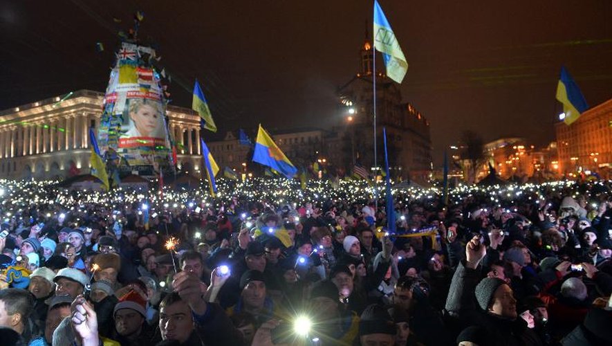 Des Ukrainiens pro-UE entonnent l'hymne national pour fêter le Nouvel An le 31 décembre 2013 à Kiev