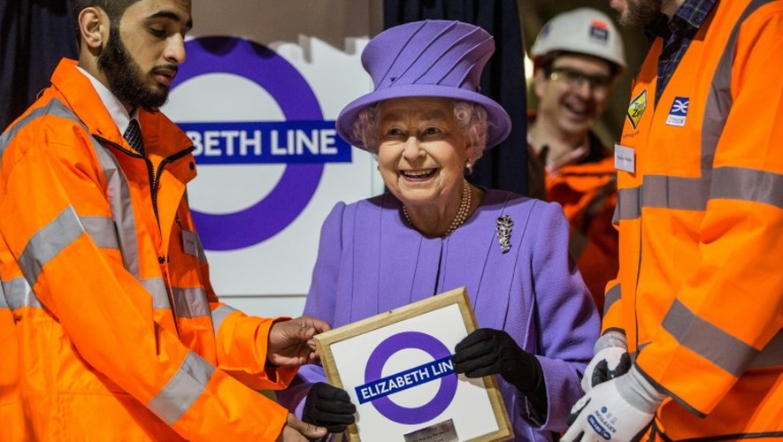 La reine Elizabeth II inaugure une nouvelle ligne de métro qui traversera Londres d'est en ouest à partir de 2018 et portera son nom, le 23 février 2016 à  Londres