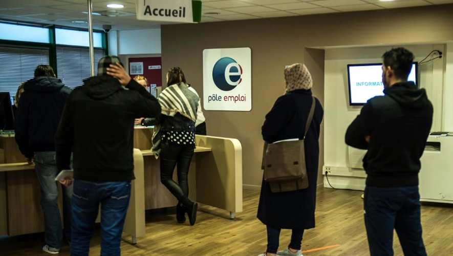 Des demandeurs d'emploi font la queue pour être reçus à Pôle Emploi à Lille, le 16 décembre 2015