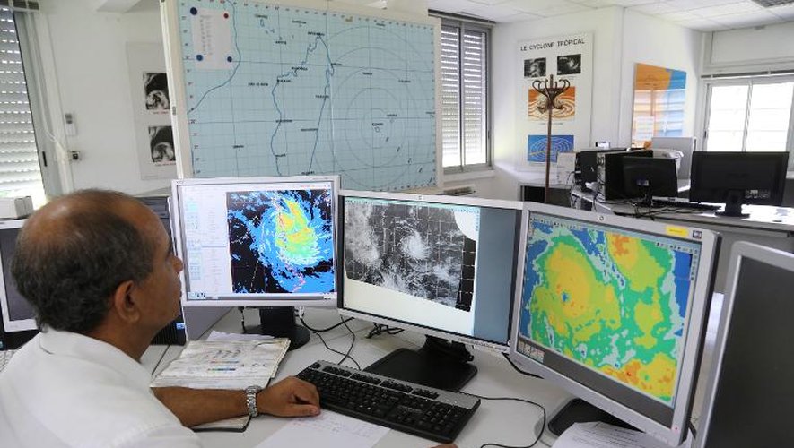 Un employé de Météo-France regarde des images satellite du cyclone Bejisa, le 31 décembre 2013