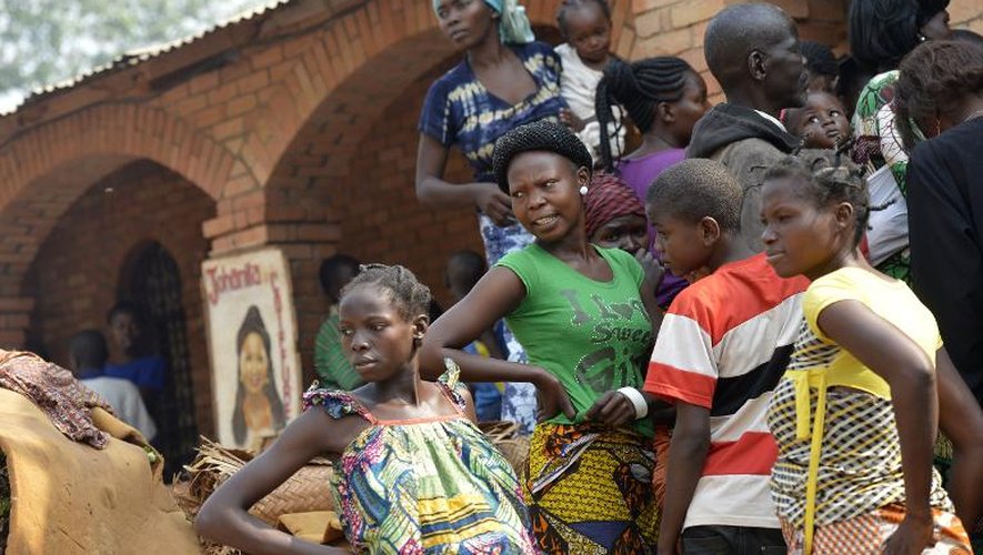 Des personnes réfugiées dans un monastère à Bangui le 31 décembre