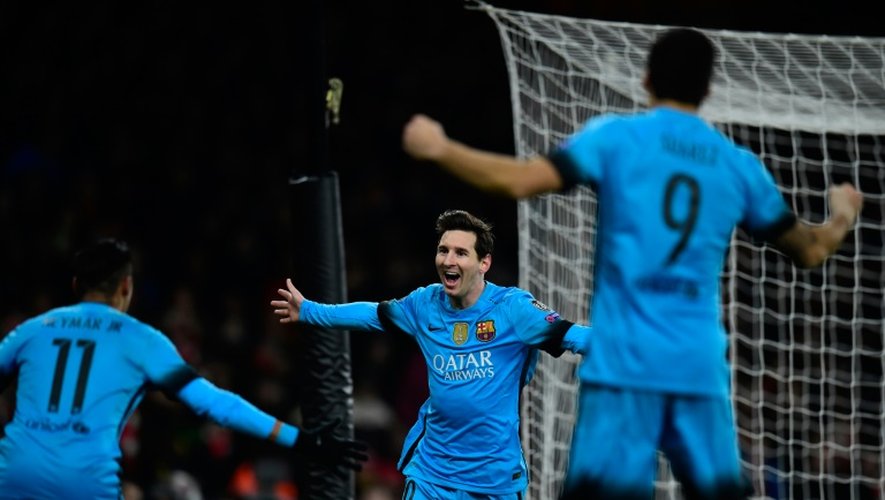 Lionel Messi (c) fête le premier de ses deux buts pour le Barça face à Arsenal avec Neymar (g) et Luis Suarez, le 23 février 2016 à l'Emirates Stadium