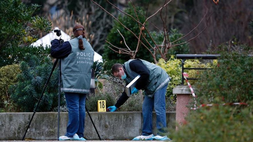 Des enquêteurs sur les lieux où un jeune homme a été tué dans les jardins du Trocadéro à Paris le 1er janvier 2014
