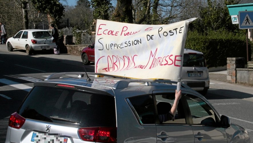 Mardi, à Pont-de-Salars, les parents d’élèves ont organisé une opération escargot.
Ils contestent la suppression d’un poste d’enseignant sur la commune.