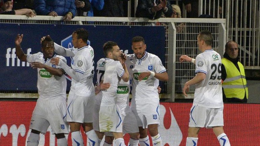 Les joueurs d'Auxerre se congratulent après avoir inscrit un but contre Guingamp en demi-finale de Coupe de France, le 7 avril 2015 à Auxerre