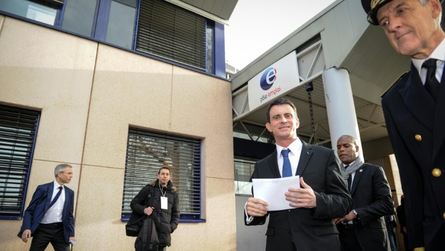 Le Premier ministre Manuel Valls devant une agence pôle Emploi, le 22 février 2016 à Mulhouse