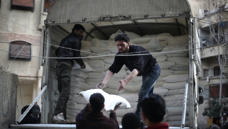 Distribution d'aide humanitaire le 23 février 2016 à Kafra Batna localité rebelle de la périphérie de Damas assiégée par le régime