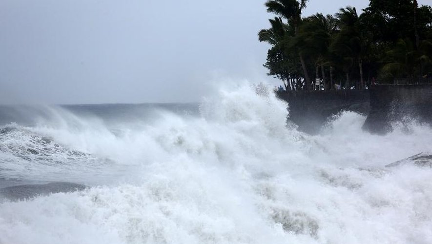 Une plage de Saint-Denis de la Réunion balayée par le vent le 1er janvier 2014