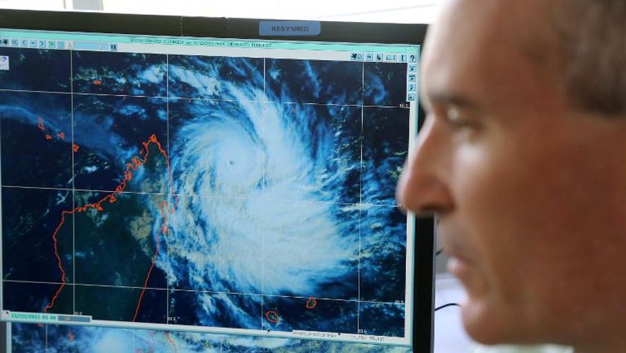 Un employé de Météo France devant l'image satellite du cyclone Bejisa le 31 décembre 2013 à Saint-Denis de la Réunion