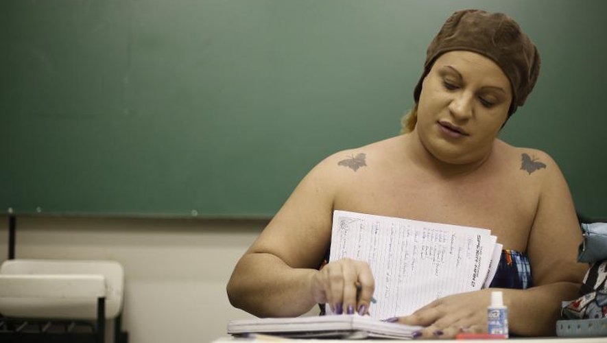 Un transsexuel assiste à un cours dans le cadre du programme municipal Trans Citoyenneté à Sao Paulo, le 30 mars 2015