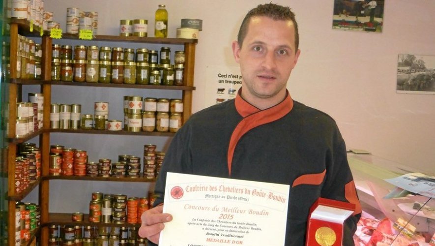 Damien Loubriat de la boucherie-charcuterie-traiteur Grialou à Mur-de-Barrez, a reçu la médaille d'or des mains de la confrérie du «Goûte Boudin».