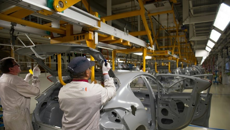 Une chaîne de fabrication du site Peugeot Citroën de Mulhouse, le 29 avril 2015