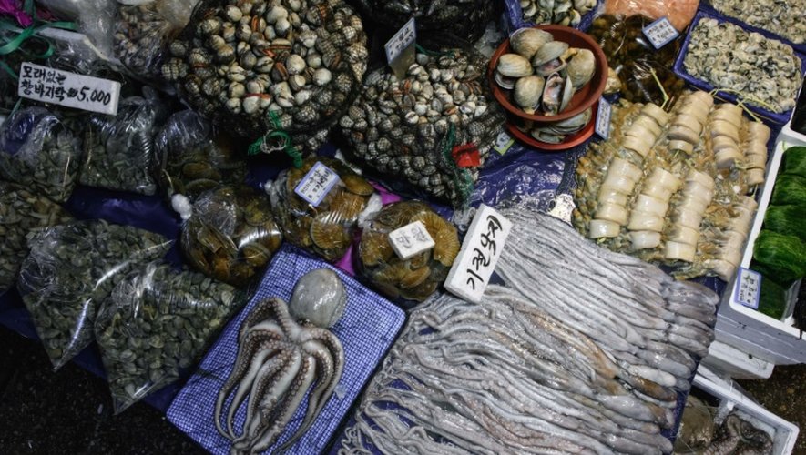 Pieuvres et coquillages sont présentés sur les étals du marché aux poissons de Séoul, le 4 février 2016
