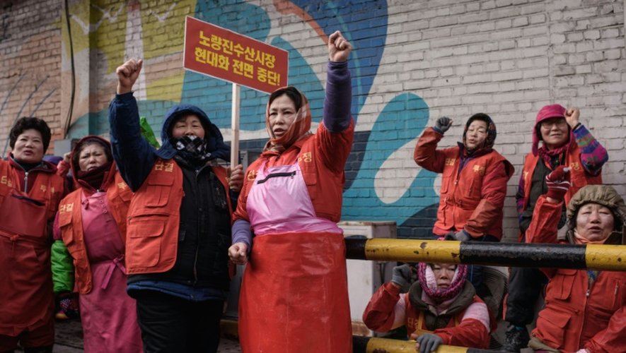 Les vendeurs de poissons manifestent contre l'aménagement d'un nouveau marché aux poissons à Séoul, le 3 février 2016