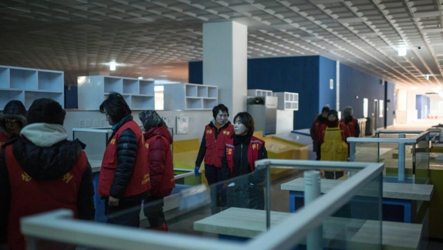 Des vendeurs visitent le site du nouveau marché aux poissons de Séoul, le 4 février 2016 où pour le moment ils refusent de s'installer