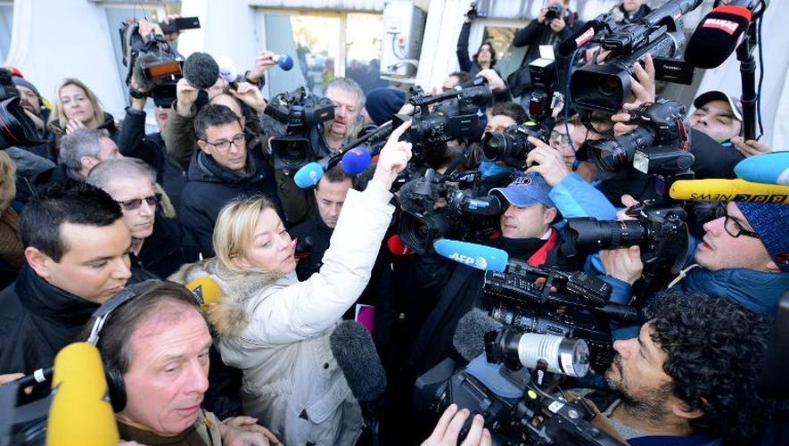 Sabine Khem entourée d'une foule de journalistes le 1er janvier 2014 devant le CHU de Grenoble