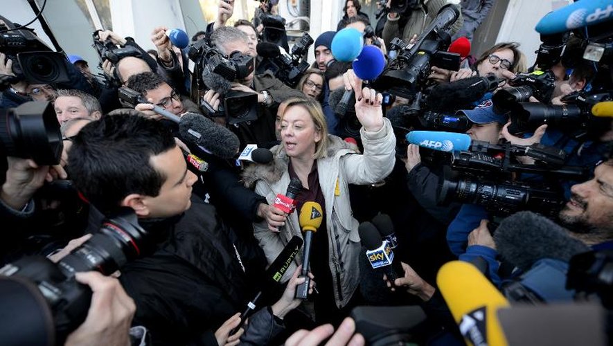 Sabine Khem entourée d'une foule de journalistes le 1er janvier 2014 devant le CHU de Grenoble