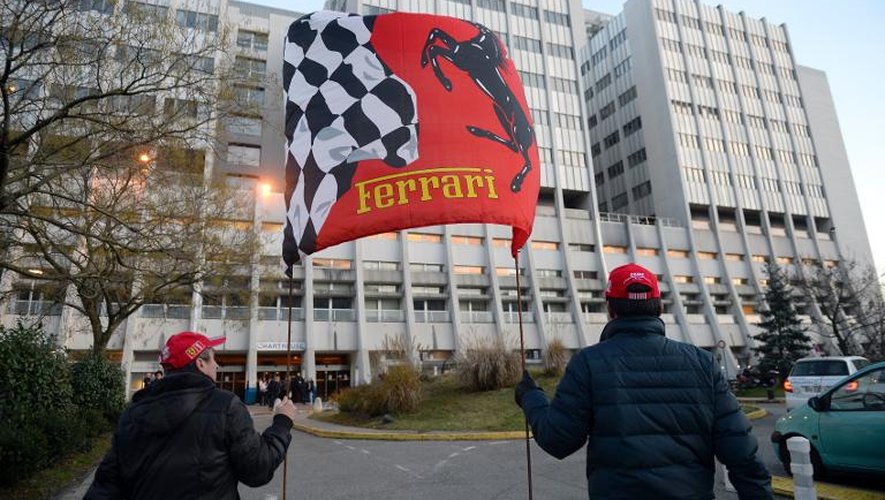 Des fans de Schumacher déploient un drapeau de Ferrari le 31 décembre 2013 devant le CHU de Grenoble