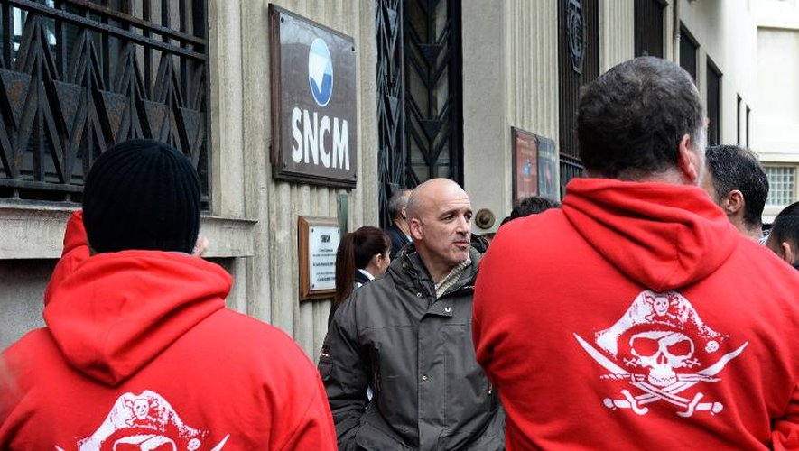 Des salariés de la SNCM rassemblés le 2 janvier 2014 devant le siège de la société au port de Marseille