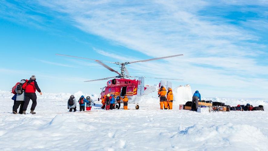 L'hélicoptère chinois venu secourir l'équipage du navire russe bloqué dans la banquise en Antarctique, le 2 janvier 2014