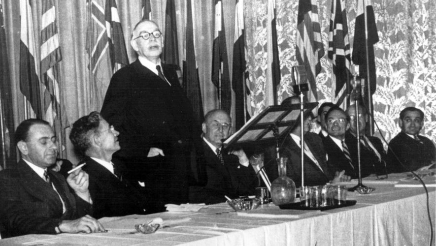 Photo transmise par le FMI montrant l'écononomiste John Maynard Keynes (debout) à la conférence de Bretton Woods, en juillet 1944
