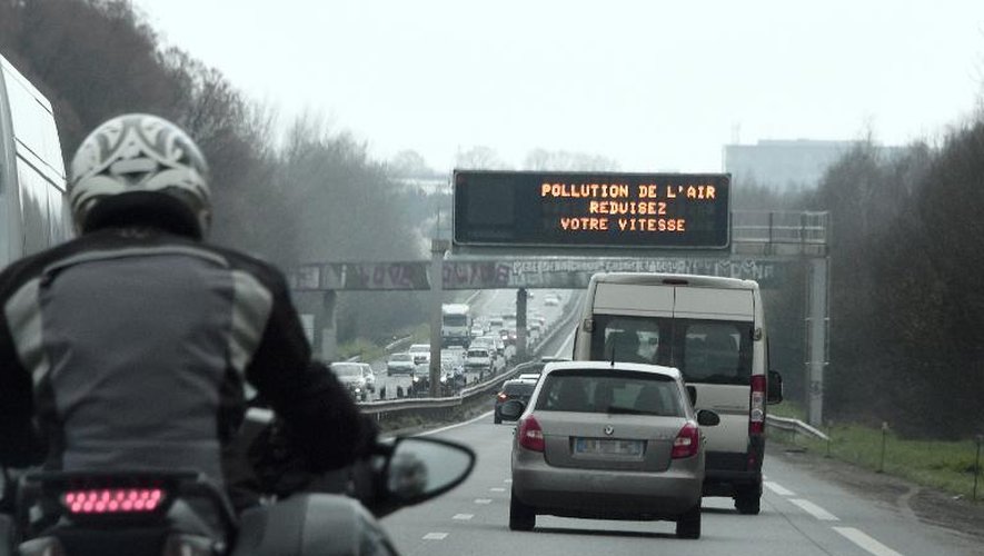 A la veille d'un nouveau pic de pollution, Anne Hidalgo, maire de Paris, et Jean-Paul Huchon, président de la Région Ile-de-France, ont demandé mardi à l’État de "planifier dès maintenant" les mesures à prendre