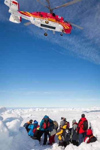 L'hélicoptère chinois venu secourir l'équipage du navire russe bloqué dans la banquise en Antarctique, le 2 janvier 2014