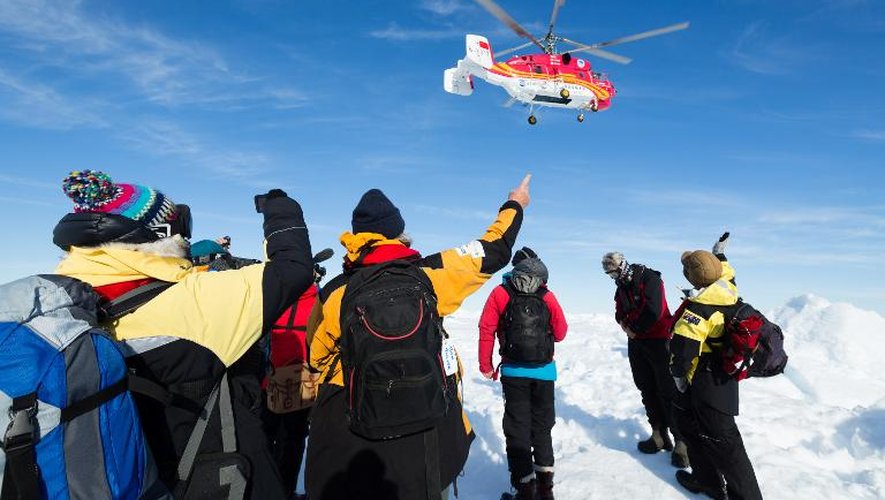 Photo de l'hélicoptère chinois arrivant pour sauver les passagers d'un navire russe bloqué dans les glaces de l'Antarctique depuis plus d'une semaine, le 2 janvier 2014