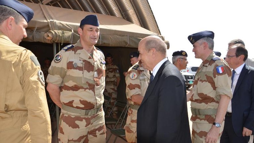 Jean-Yves Le Drian avec des soldats français le 1er janvier 2014 à Niamey