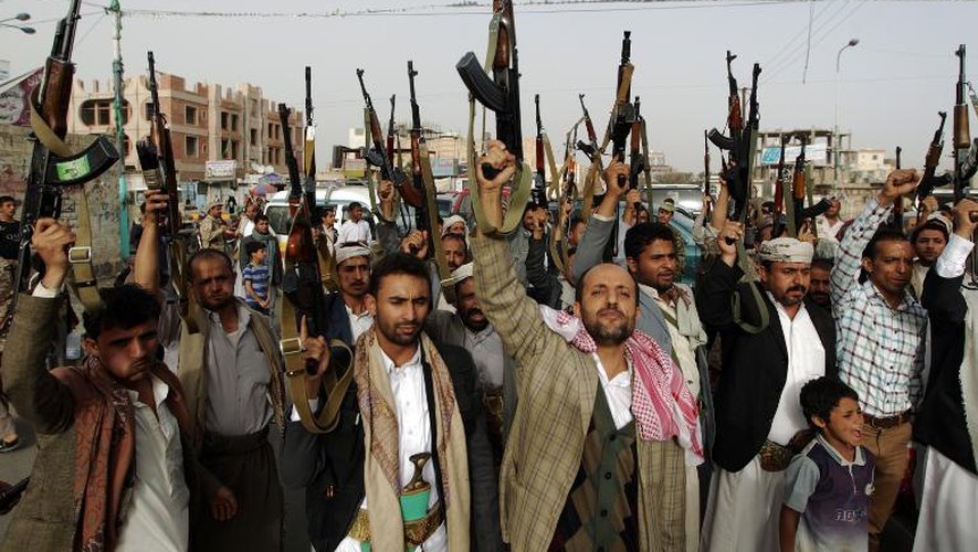 Des partisans de la milice chiite houthie brandissent leurs armes à Sanaa le 5 avril 2015