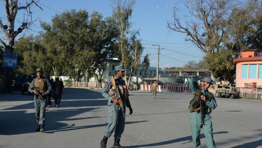 Des policiers afghans à Jalalabad le 8 avril 2015