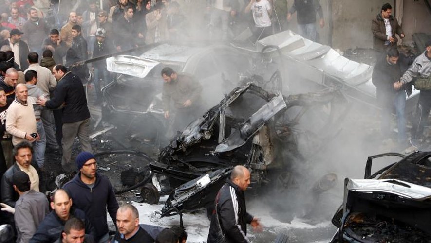 Des Libanais se pressent sur les lieux d'un attentat à la voiture piégée, le 2 janvier 2014 dans la banlieue sud de Beyrouth