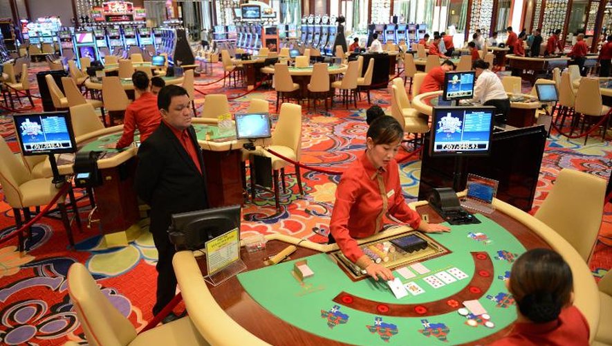 Des employés de Solaire Manila Resorts and Casino s'entraînent avant l'ouverture du casino à Manille, le 16 mars 2013