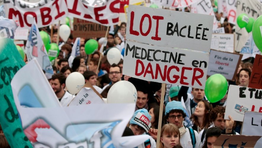 Les professions de santé manifestent contre la loi santé à Paris le 15 mars 2015
