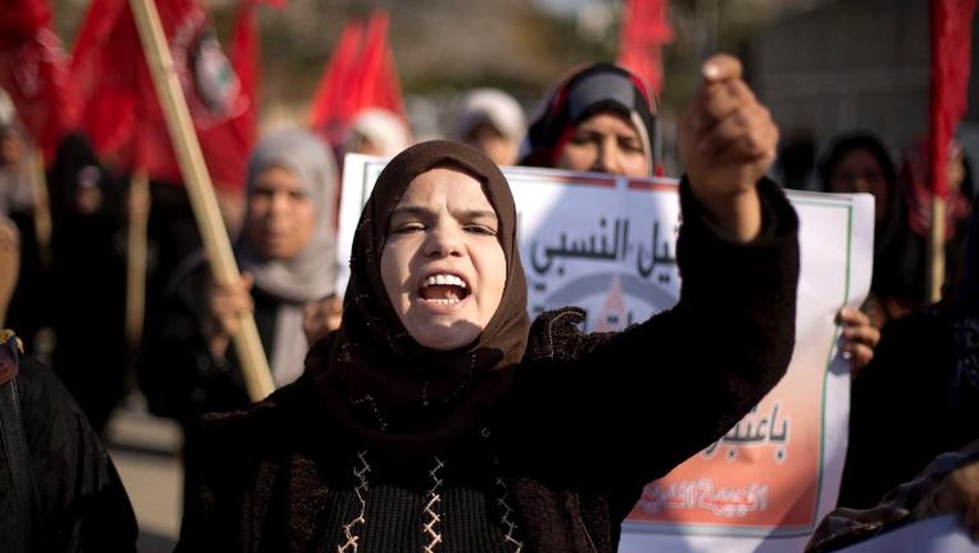 Une Palestinienne crie des slogans hostiles aux négociations de paix entre Israël et les dirigeants palestiniens, le 2 janvier 2013 à Gaza