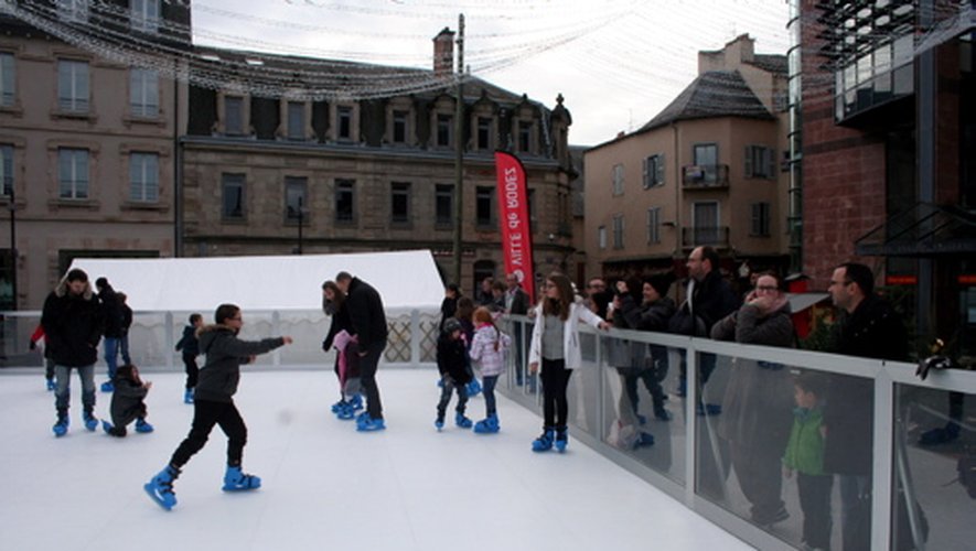 La patinoire synthétique accueille le public jusqu'à dimanche soir, devant la mairie de Rodez.