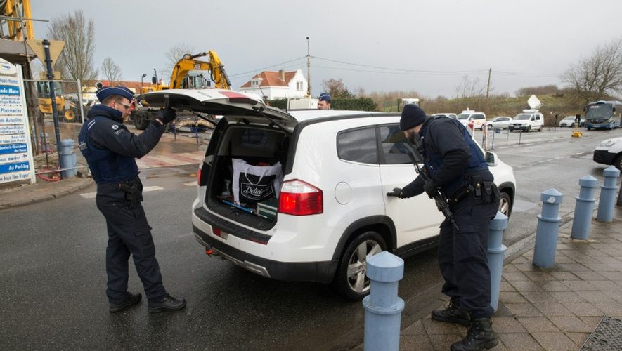 La police belge contrôle une voiture à Adinkerke à la frontière avec la France le 24 février 2016