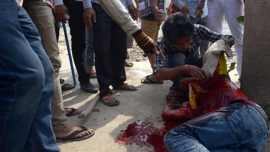 Un ouvirer blessé le 2 janvier 2013 à Phnom Penh lors de heurts entre manifestants et forces de l'ordre