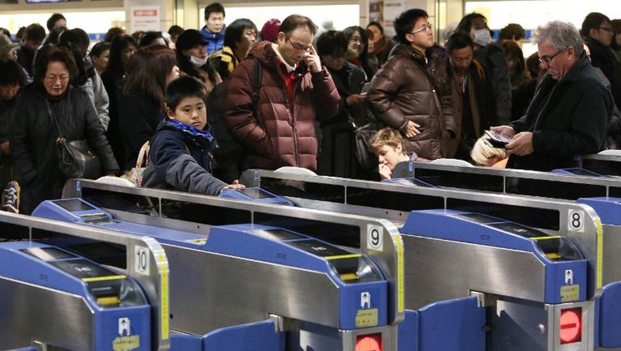 Des passagers attendent la reprise du trafic le 3 janvier 2013 à la gare de Tokyo