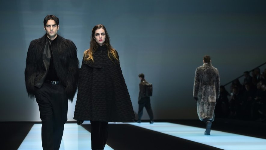 Des créations de la maison Armani présentées lors de la Fashion week automne/hiver 2016/2017 à Milan
