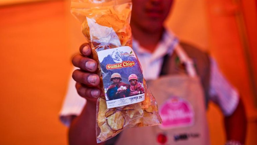 Un vendeur présente un sachet de chips de pommes de terre andines, sur un marché de Lima, le 27 décembre 2013