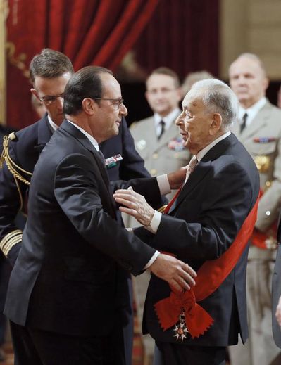 François Hollande félicite Jean-Louis Crémieux-Brilhac, qui vient de se voir décerner la grand-croix de la Légion d'Honneur, le 18 février 2015 à l'Elysée