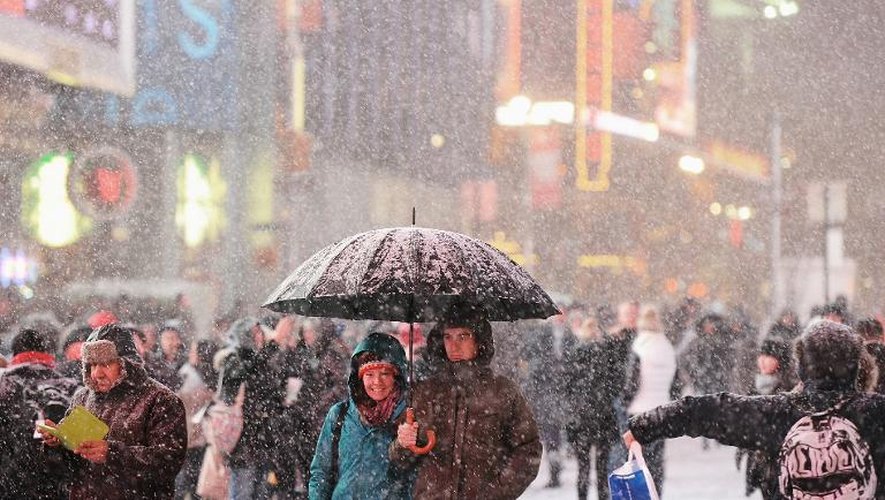 Des piétons sous la neige à Time Square à New York, le 2 janvier 2014