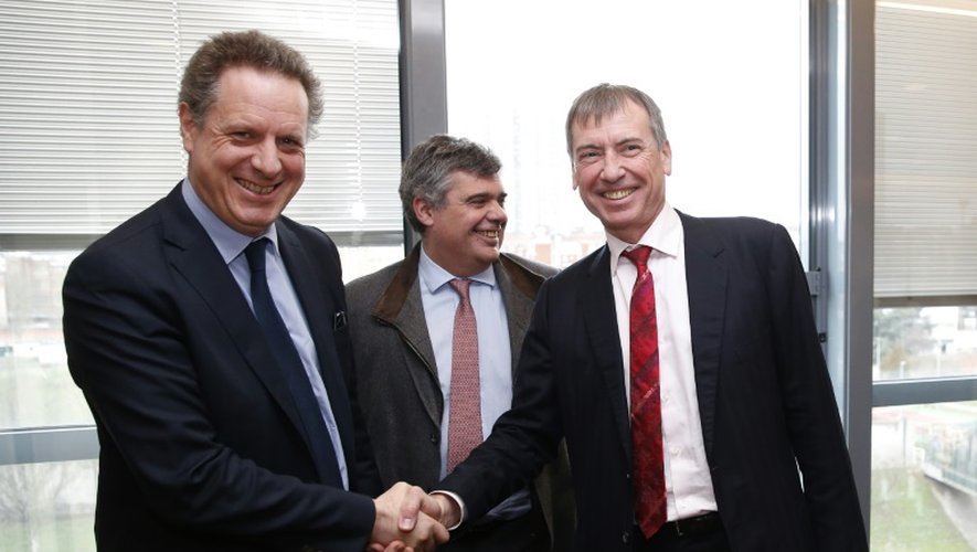 Le directeur général de l'Assurance maladie, Nicolas Revel, et le président de la CSMF, Jean-Paul Ortiz, à Paris le 24 février 2016