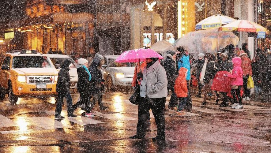 Des piétons sous la neige sur la 7e avenue de New York, le 2 janvier 2014