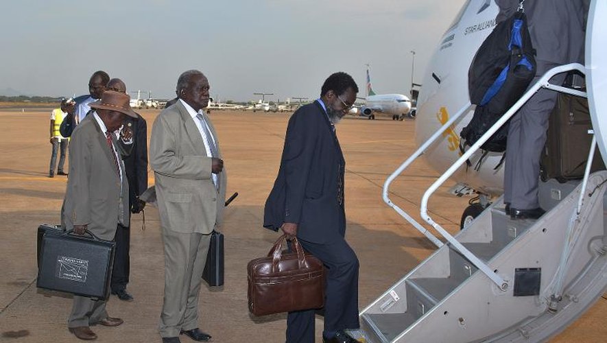 La délégation du gouvernement du Soudan du Sud monte dans l'avion qui doit la mener aux négociations à Addis Abeba, le 2 janvier 2014 sur l'aéroport de Juba