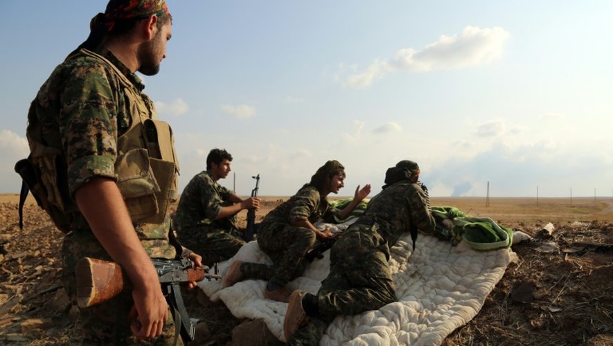 Des combattants des Forces démocratiques syriennes (FDS) près de la ville de Al-Hol, dans la province de Hasakeh, le 7 novembre 2015